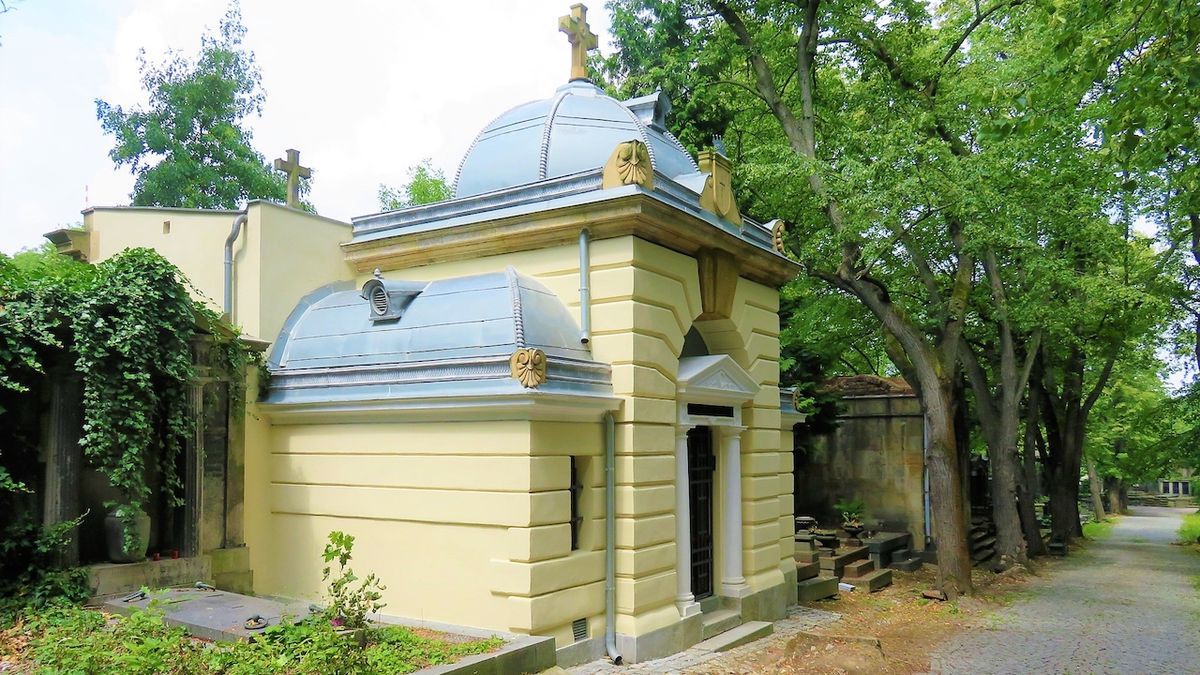 Na Olšanech se prodává hrobka s kryptou. Stojí tolik co rodinný dům